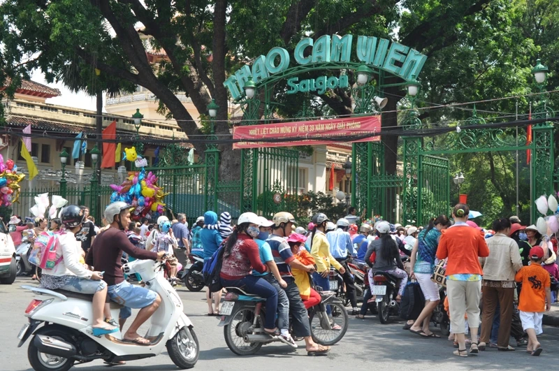 Trời nắng đẹp, người dân TP.HCM nô nức chơi lễ ảnh 2